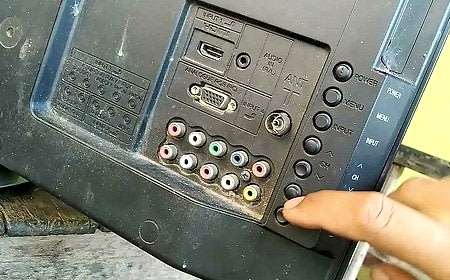 Телевизор включается, но не загружается